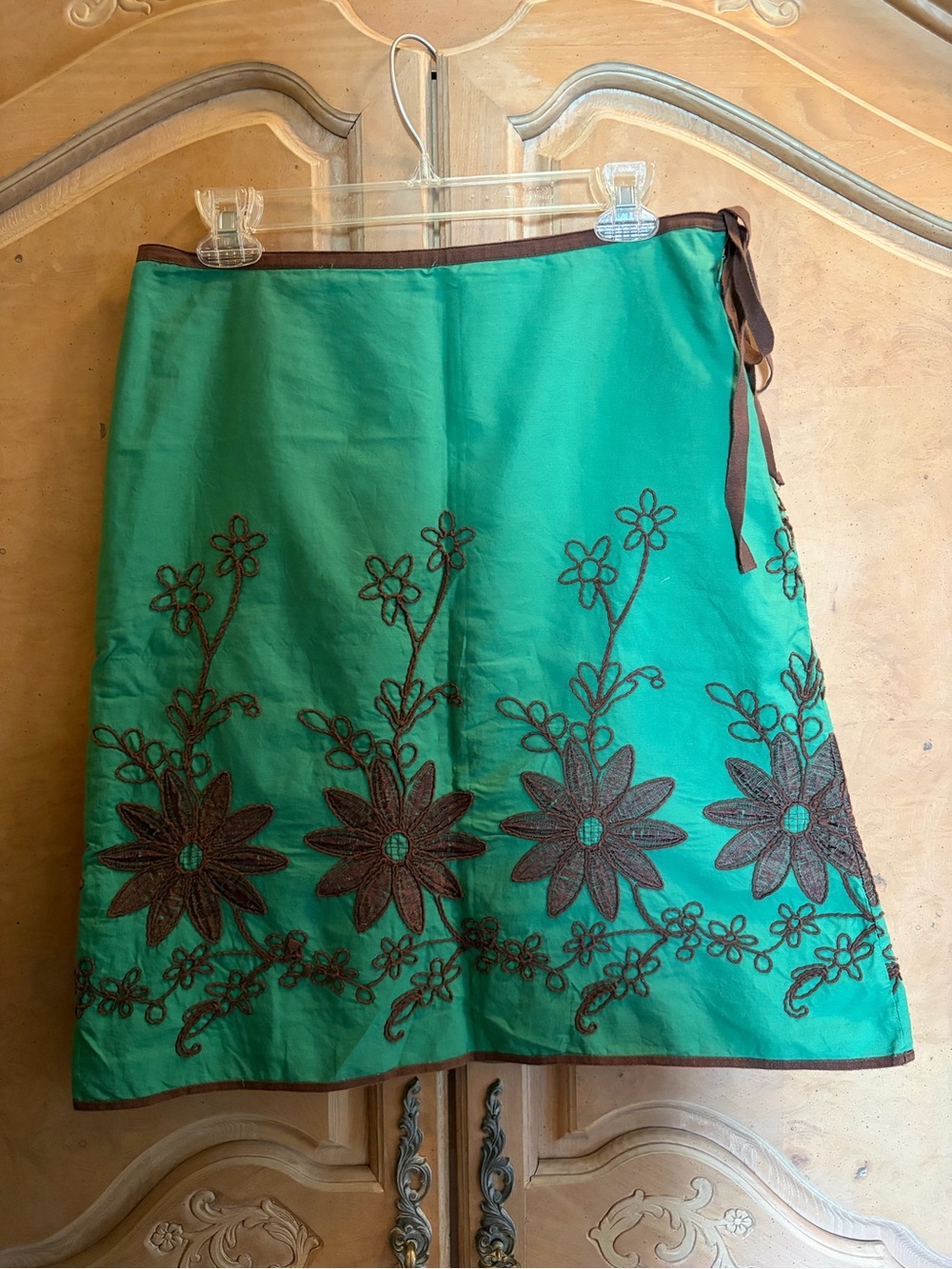 Max Studio Green Skirt with Brown Floral Embroidery, side zipper and tie.